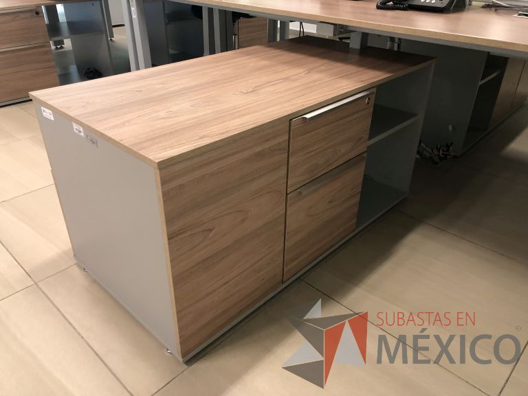 Lote 022 - Estación de trabajo para 6 personas, 3 Credenzas con 4 cajones y 2 entrepaños - Imagen 9