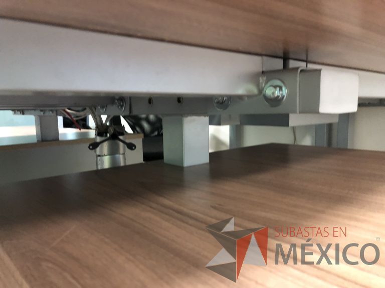 Lote 022 - Estación de trabajo para 6 personas, 3 Credenzas con 4 cajones y 2 entrepaños - Imagen 12