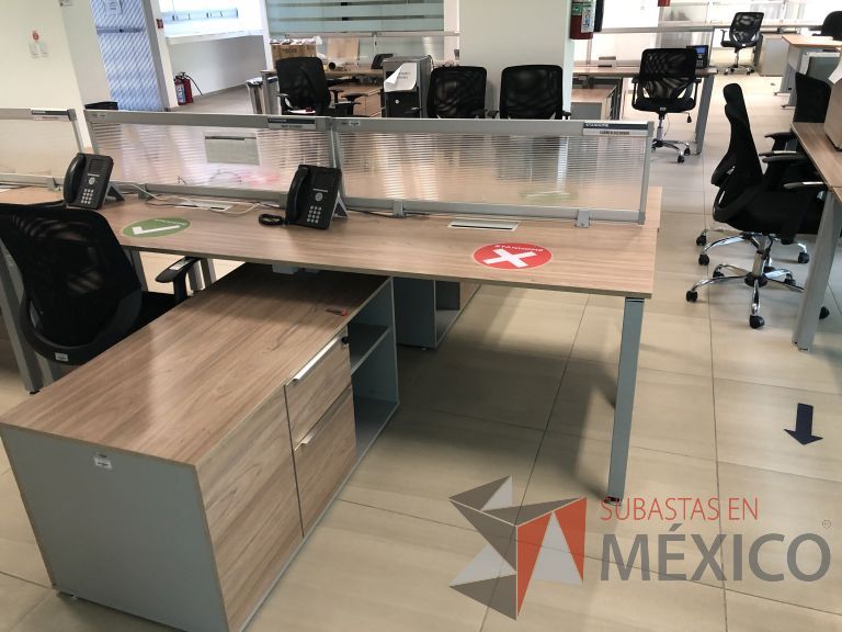 Lote 022 - Estación de trabajo para 6 personas, 3 Credenzas con 4 cajones y 2 entrepaños - Imagen 13