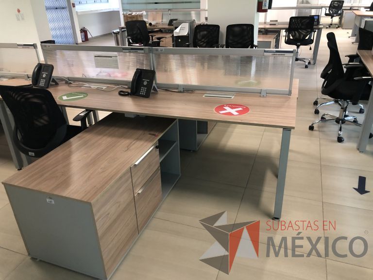 Lote 022 - Estación de trabajo para 6 personas, 3 Credenzas con 4 cajones y 2 entrepaños - Imagen 14