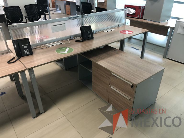 Lote 022 - Estación de trabajo para 6 personas, 3 Credenzas con 4 cajones y 2 entrepaños - Imagen 15