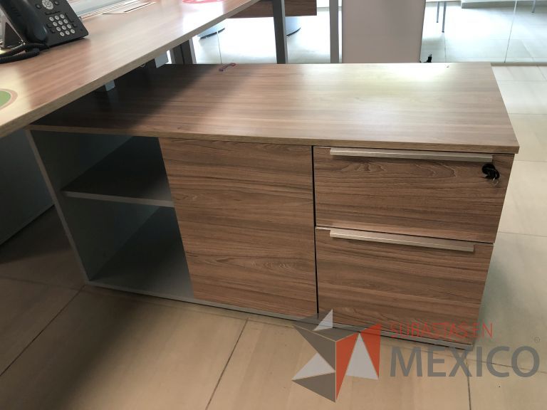Lote 022 - Estación de trabajo para 6 personas, 3 Credenzas con 4 cajones y 2 entrepaños - Imagen 16