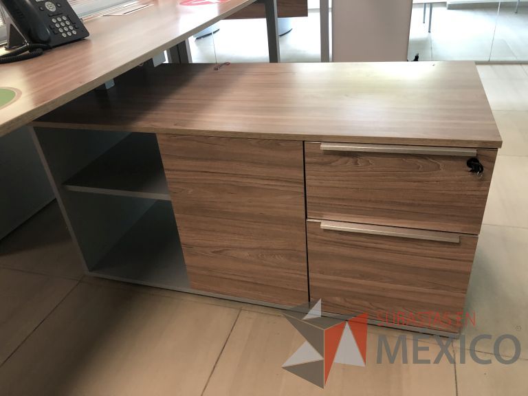 Lote 022 - Estación de trabajo para 6 personas, 3 Credenzas con 4 cajones y 2 entrepaños - Imagen 17
