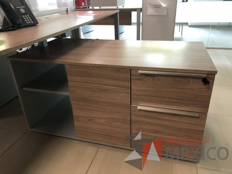 Lote 022 - Estación de trabajo para 6 personas, 3 Credenzas con 4 cajones y 2 entrepaños - Imagen 18