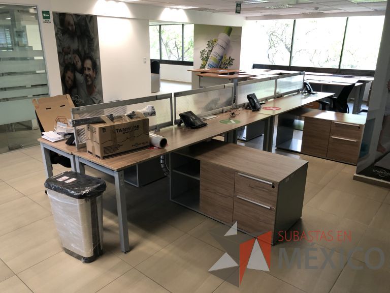 Lote 023 - Estación de trabajo para 8 personas, 4 Credenzas con 4 cajones y 2 entrepaños y división de acrílico - Imagen 3