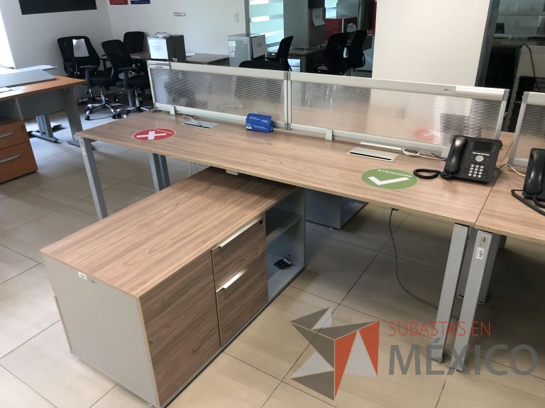 Lote 023 - Estación de trabajo para 8 personas, 4 Credenzas con 4 cajones y 2 entrepaños y división de acrílico - Imagen 6