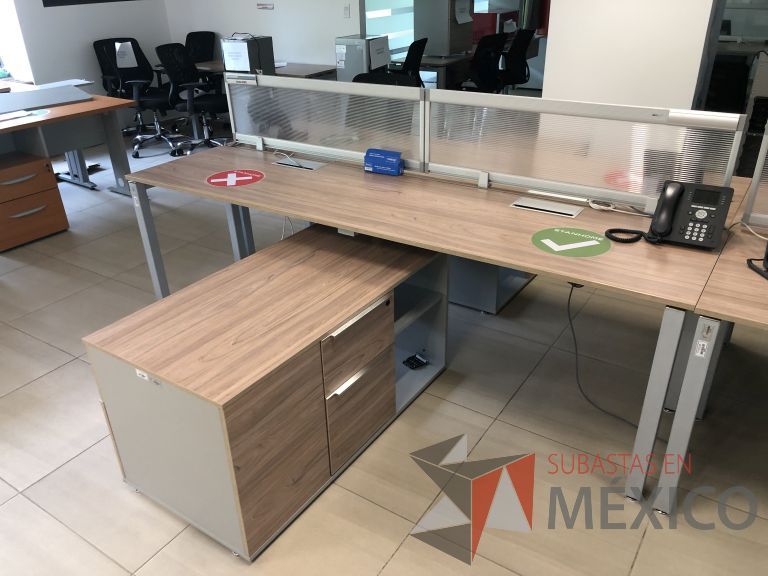 Lote 023 - Estación de trabajo para 8 personas, 4 Credenzas con 4 cajones y 2 entrepaños y división de acrílico - Imagen 7