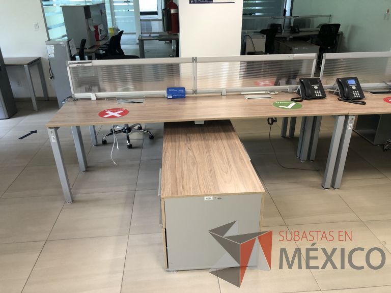 Lote 023 - Estación de trabajo para 8 personas, 4 Credenzas con 4 cajones y 2 entrepaños y división de acrílico