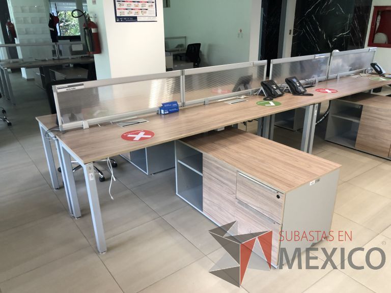Lote 023 - Estación de trabajo para 8 personas, 4 Credenzas con 4 cajones y 2 entrepaños y división de acrílico - Imagen 9