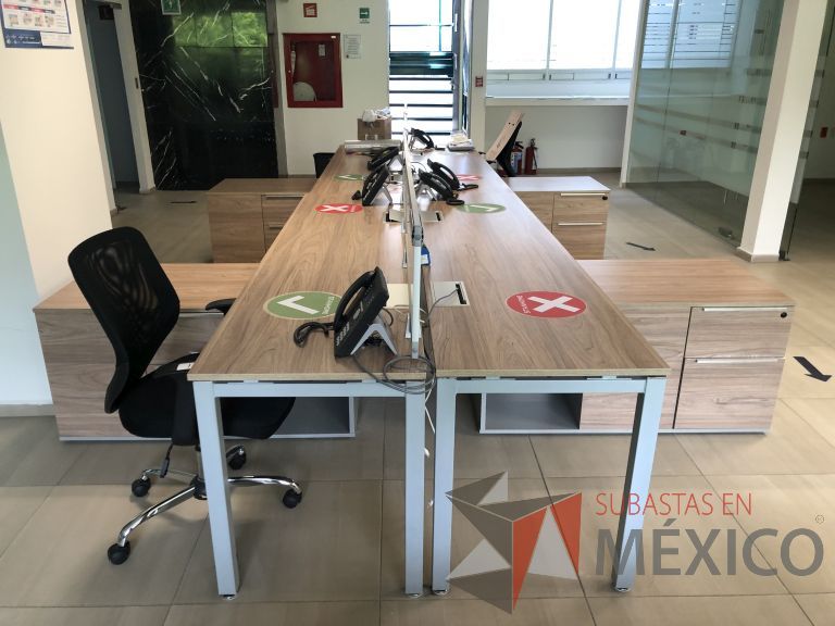 Lote 023 - Estación de trabajo para 8 personas, 4 Credenzas con 4 cajones y 2 entrepaños y división de acrílico - Imagen 11