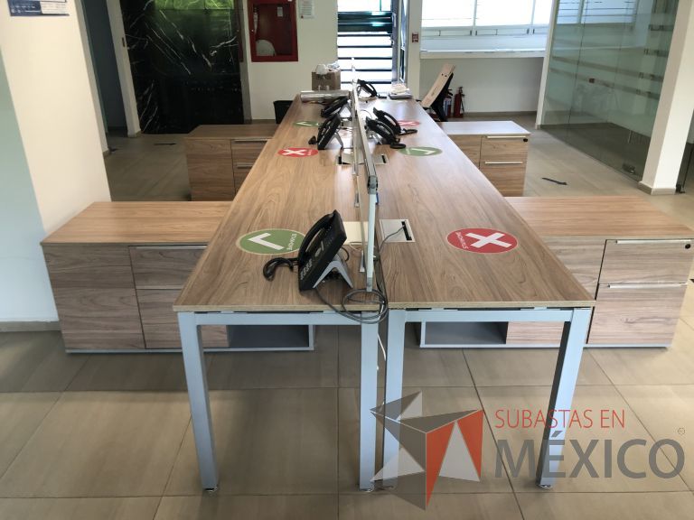 Lote 023 - Estación de trabajo para 8 personas, 4 Credenzas con 4 cajones y 2 entrepaños y división de acrílico - Imagen 13