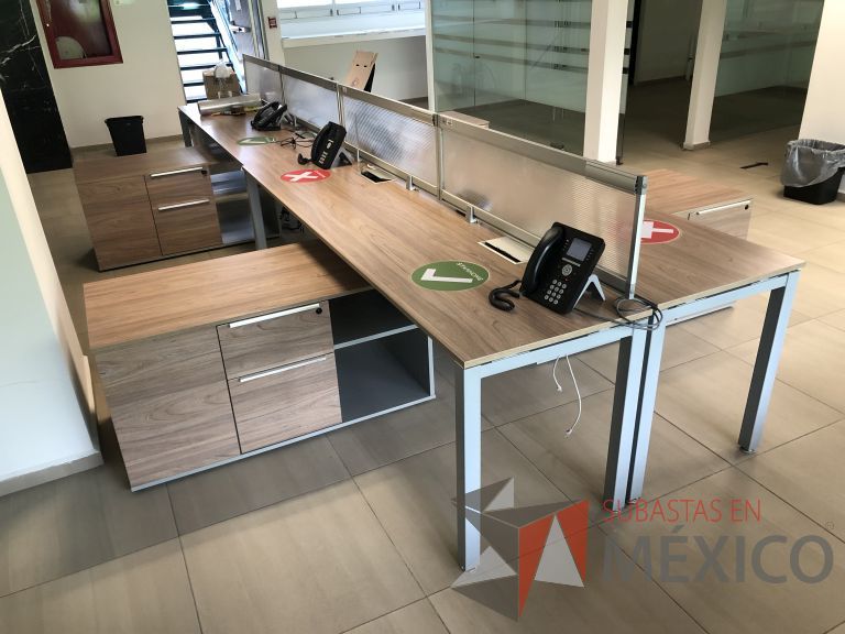 Lote 023 - Estación de trabajo para 8 personas, 4 Credenzas con 4 cajones y 2 entrepaños y división de acrílico - Imagen 15