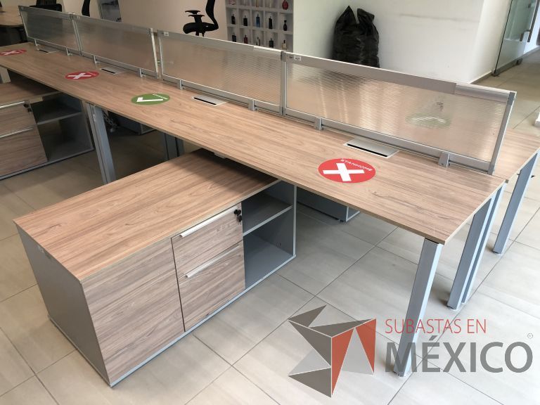 Lote 024 - Estación de trabajo para 8 personas, 4 Credenzas con 4 cajones y 2 entrepaños y división de acrílico - Imagen 5