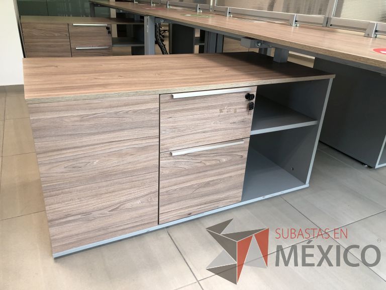 Lote 024 - Estación de trabajo para 8 personas, 4 Credenzas con 4 cajones y 2 entrepaños y división de acrílico - Imagen 6