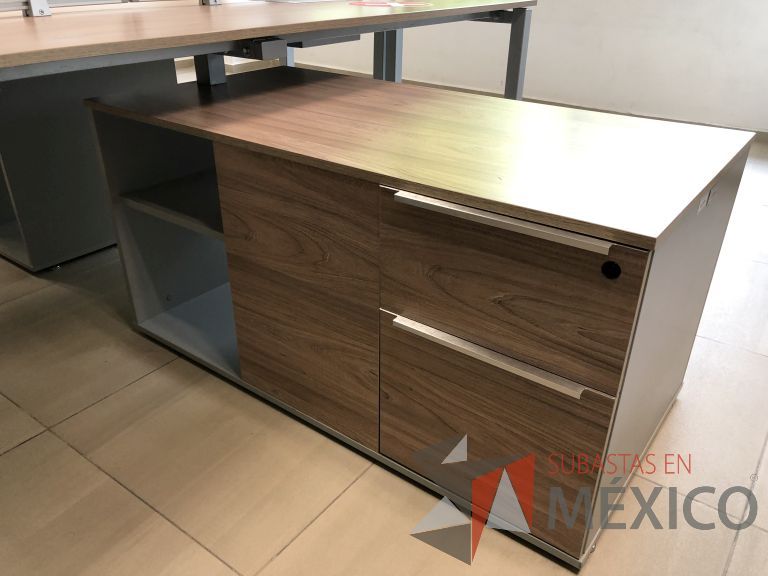 Lote 024 - Estación de trabajo para 8 personas, 4 Credenzas con 4 cajones y 2 entrepaños y división de acrílico - Imagen 8