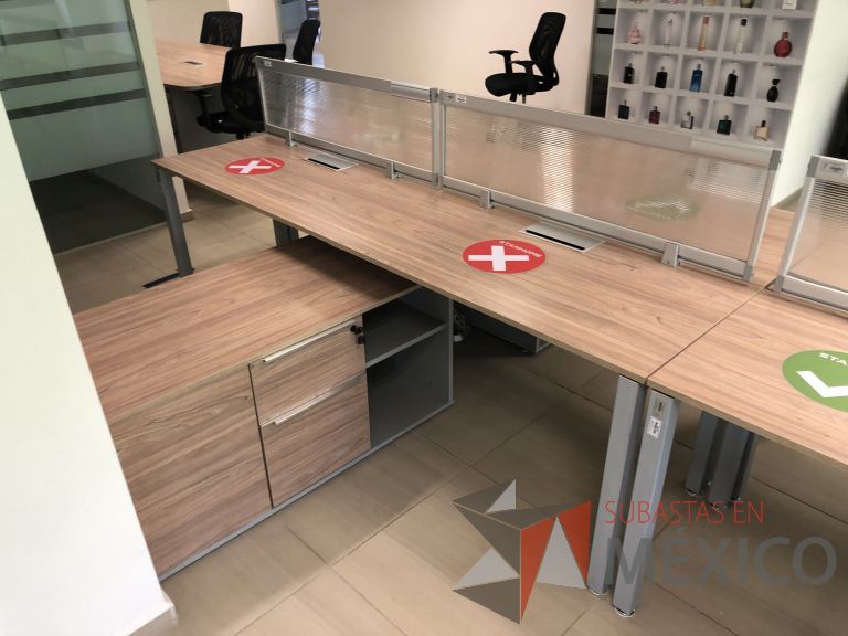 Lote 024 - Estación de trabajo para 8 personas, 4 Credenzas con 4 cajones y 2 entrepaños y división de acrílico - Imagen 9