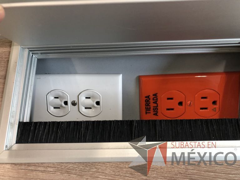 Lote 024 - Estación de trabajo para 8 personas, 4 Credenzas con 4 cajones y 2 entrepaños y división de acrílico - Imagen 10