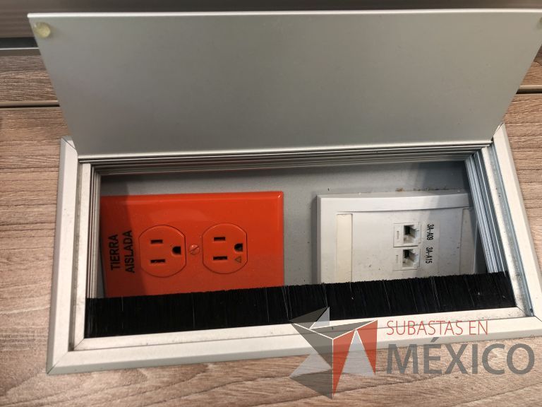 Lote 024 - Estación de trabajo para 8 personas, 4 Credenzas con 4 cajones y 2 entrepaños y división de acrílico - Imagen 11