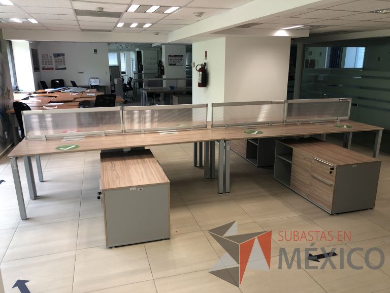 Lote 024 - Estación de trabajo para 8 personas, 4 Credenzas con 4 cajones y 2 entrepaños y división de acrílico - Imagen 13