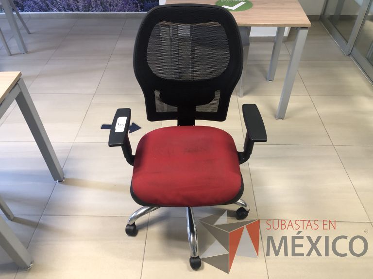 Lote 012 - Silla operativa con ruedas, descansabrazos, respaldo en malla y asiento - Imagen 6