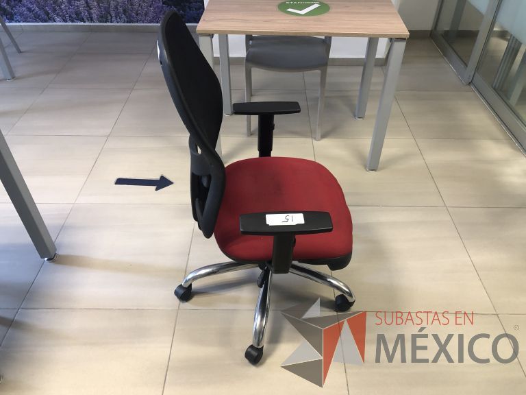 Lote 012 - Silla operativa con ruedas, descansabrazos, respaldo en malla y asiento - Imagen 5