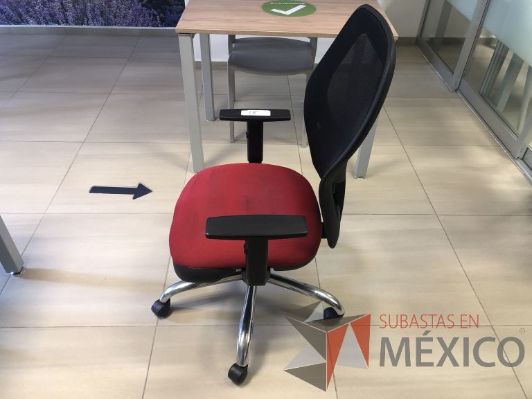 Lote 012 - Silla operativa con ruedas, descansabrazos, respaldo en malla y asiento - Imagen 3