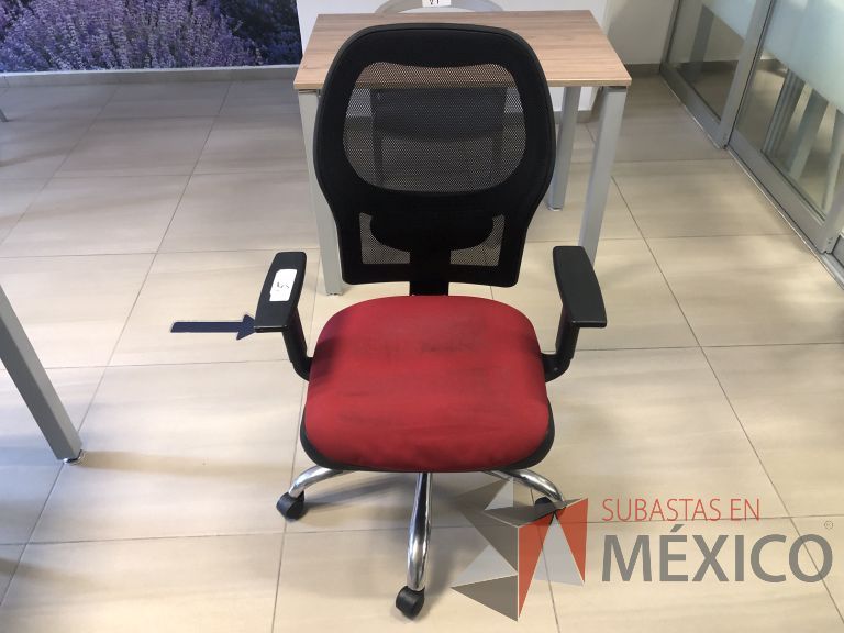 Lote 012 - Silla operativa con ruedas, descansabrazos, respaldo en malla y asiento - Imagen 2