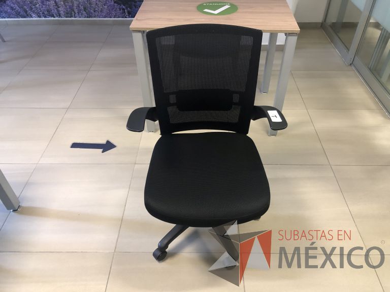 Lote 013 - Silla operativa con ruedas, descansabrazos, respaldo en malla y asiento