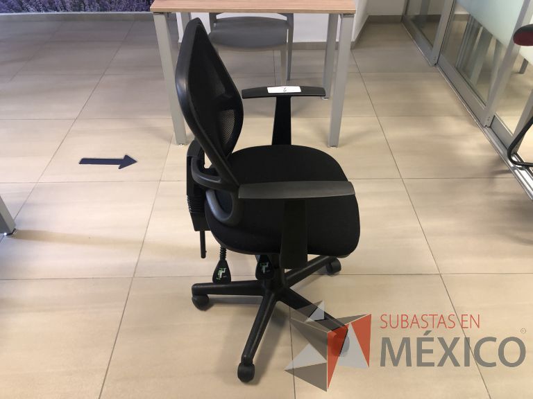Lote 014 - Silla operativa con ruedas, descansabrazos, respaldo en malla y asiento - Imagen 4