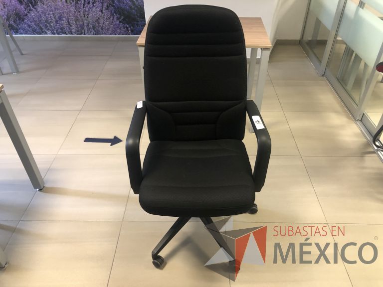 Lote 015 - Silla ejecutiva con ruedas, descansabrazos, asiento y respaldo alto
