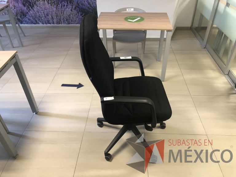 Lote 015 - Silla ejecutiva con ruedas, descansabrazos, asiento y respaldo alto - Imagen 2