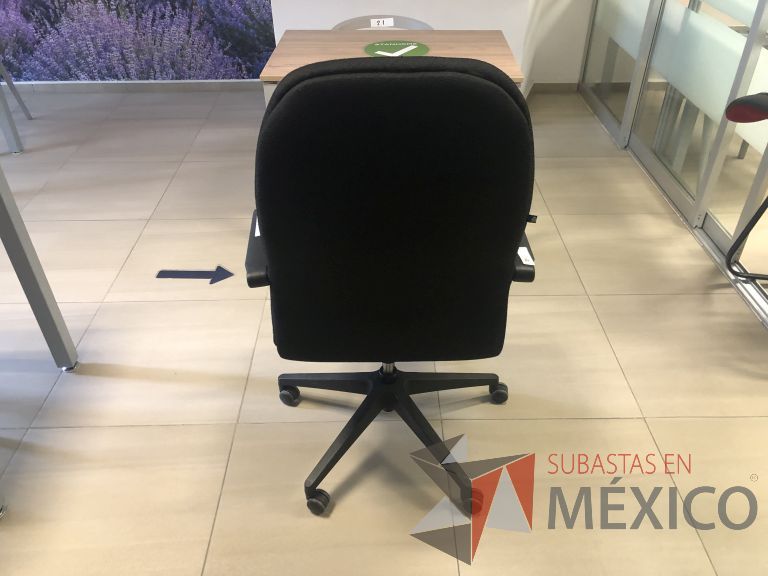 Lote 015 - Silla ejecutiva con ruedas, descansabrazos, asiento y respaldo alto - Imagen 3