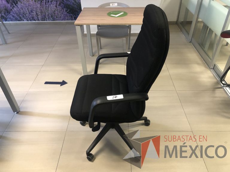 Lote 015 - Silla ejecutiva con ruedas, descansabrazos, asiento y respaldo alto - Imagen 4