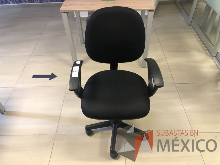 Lote 020 - Silla secretarial con ruedas, descansabrazos, asiento y respaldo