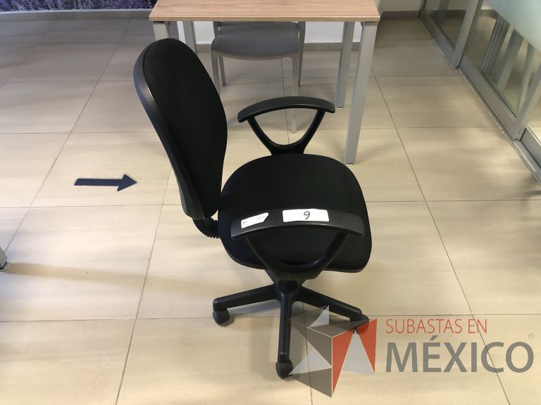 Lote 020 - Silla secretarial con ruedas, descansabrazos, asiento y respaldo - Imagen 2