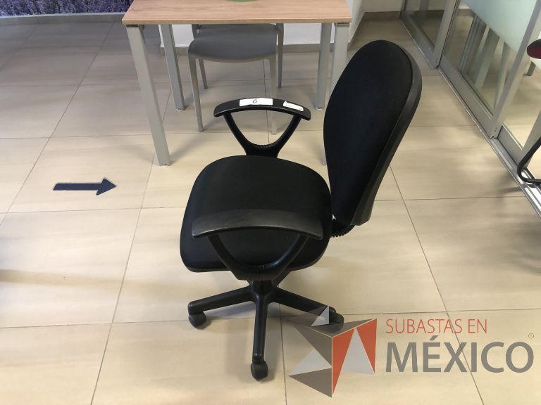 Lote 020 - Silla secretarial con ruedas, descansabrazos, asiento y respaldo - Imagen 4