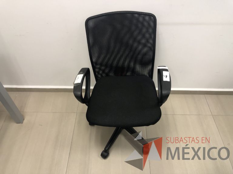 Lote 028 - Silla operativa con ruedas, descansabrazos, respaldo en malla y asiento