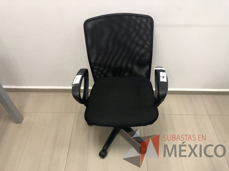 Lote 028 - Silla operativa con ruedas, descansabrazos, respaldo en malla y asiento - Imagen 2