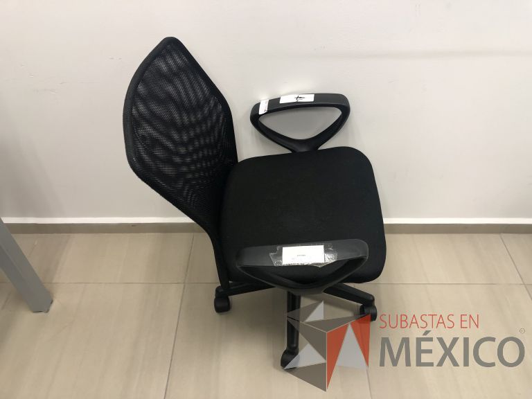Lote 028 - Silla operativa con ruedas, descansabrazos, respaldo en malla y asiento - Imagen 3