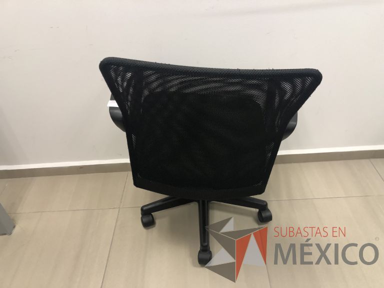 Lote 028 - Silla operativa con ruedas, descansabrazos, respaldo en malla y asiento - Imagen 4