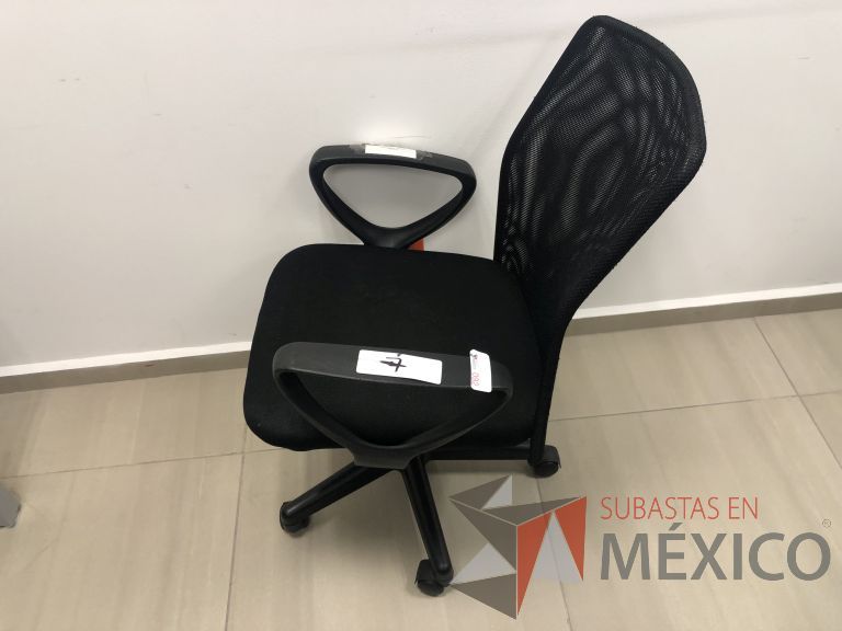 Lote 028 - Silla operativa con ruedas, descansabrazos, respaldo en malla y asiento - Imagen 5