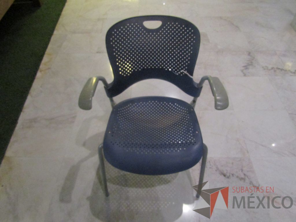 Lote 024 - Silla fija, asiento y respaldo en plástico color azul