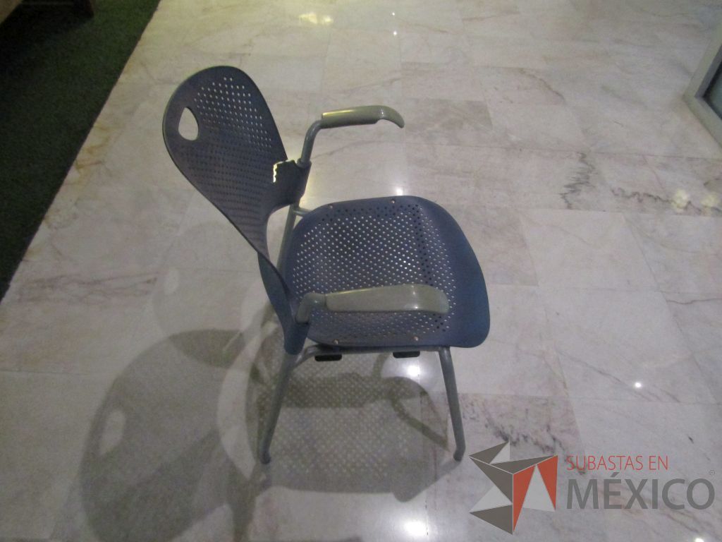 Lote 024 - Silla fija, asiento y respaldo en plástico color azul - Imagen 2