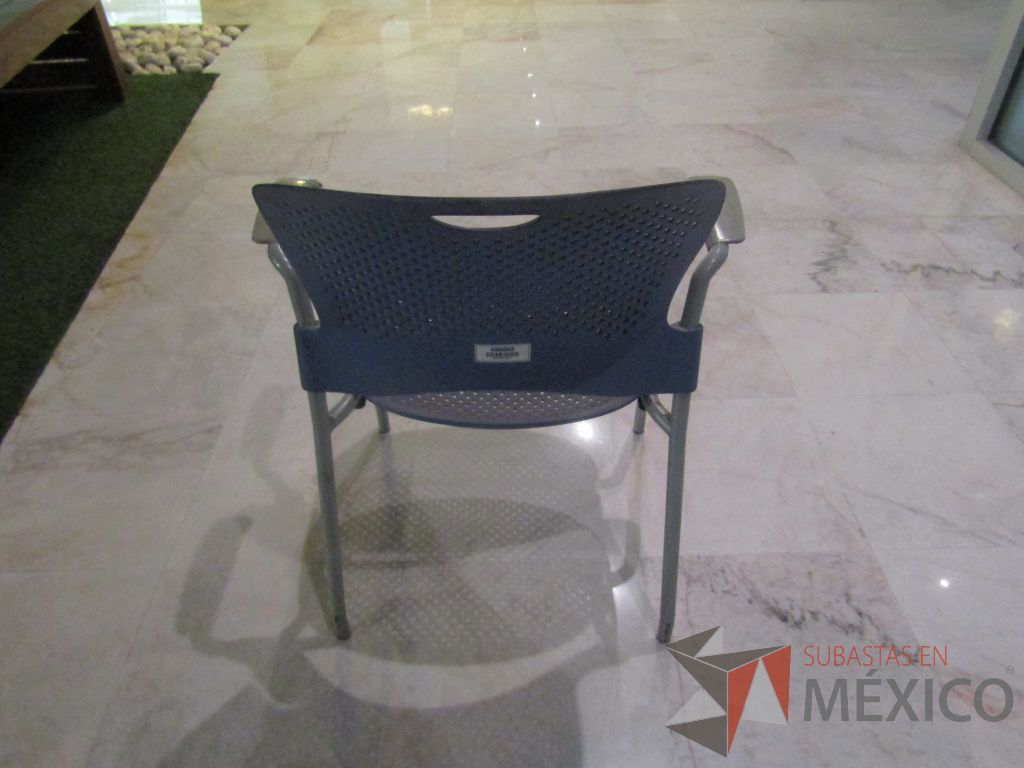 Lote 024 - Silla fija, asiento y respaldo en plástico color azul - Imagen 3