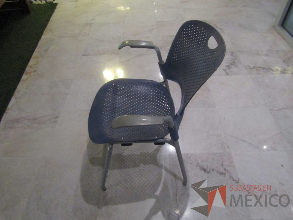 Lote 024 - Silla fija, asiento y respaldo en plástico color azul - Imagen 4