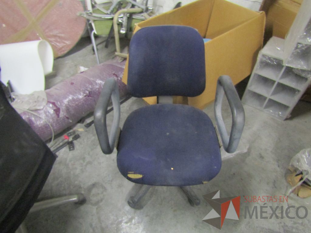 Lote 041 - Lote de varias cosas, 5 sillas rotas, sillón de tela color gris, 5 candelabros etc... - Imagen 4