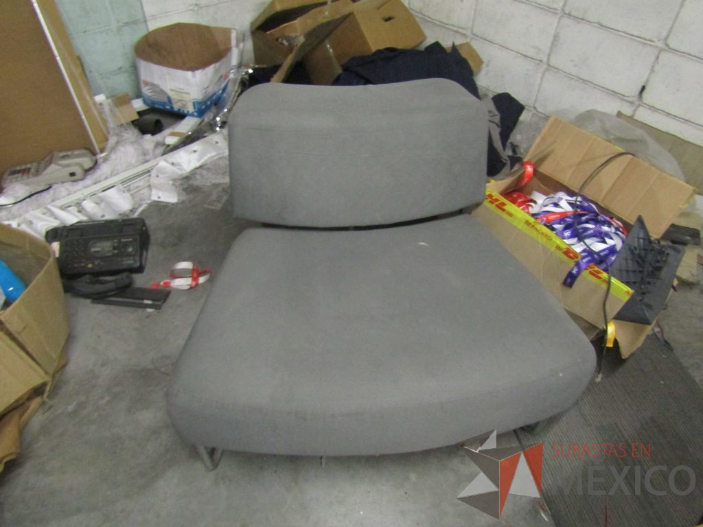Lote 041 - Lote de varias cosas, 5 sillas rotas, sillón de tela color gris, 5 candelabros etc... - Imagen 8