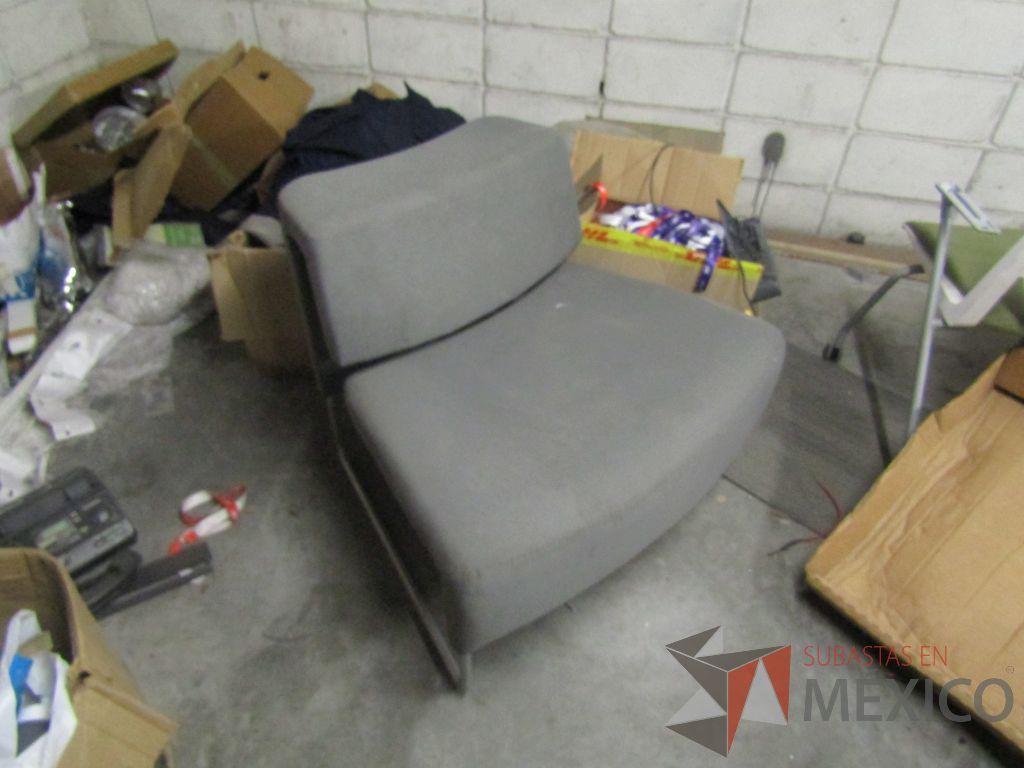 Lote 041 - Lote de varias cosas, 5 sillas rotas, sillón de tela color gris, 5 candelabros etc... - Imagen 9