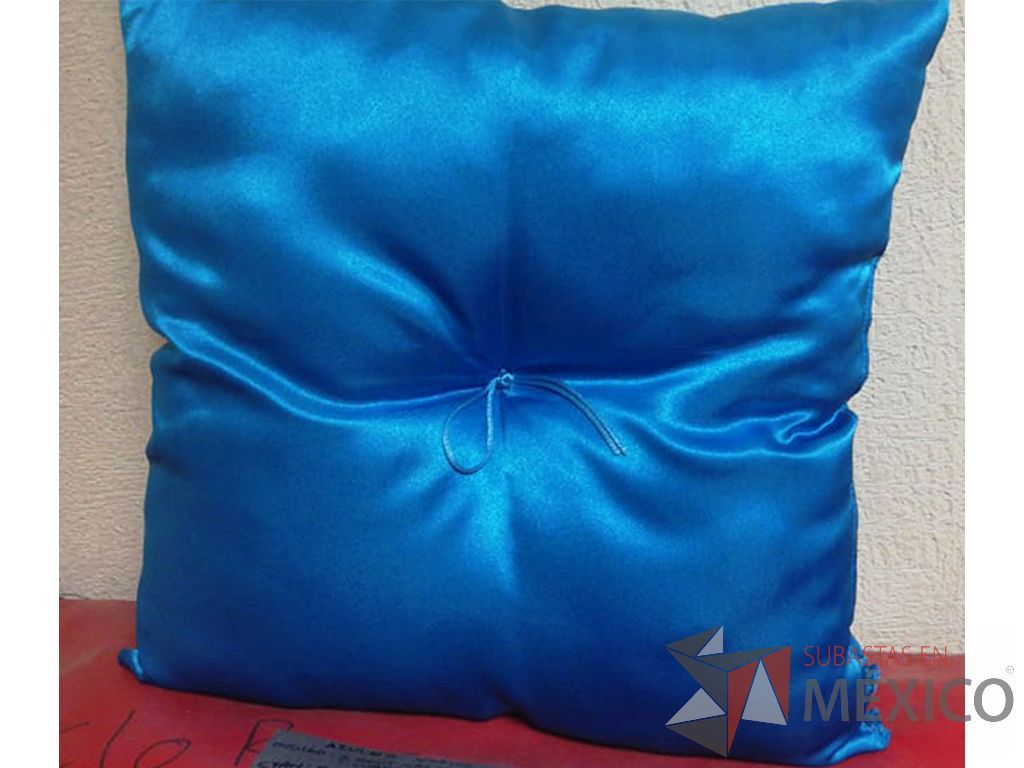 Lote 053 - 32 Cojines azules rectangulares, cuadrados y circulares, varios tonos y texturas en azul