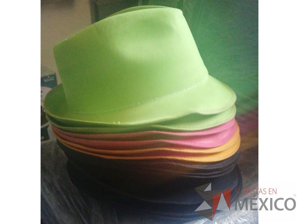 Lote 109 - Lote de 12 sombreros de espuma, 12 sombreros de tela, 28 pelucas de colores (8 de colores: amarillo, naranja, morado, azul y rojo, 2 punks de colores, 5 emos negros, 7 afros, 6 rosas)